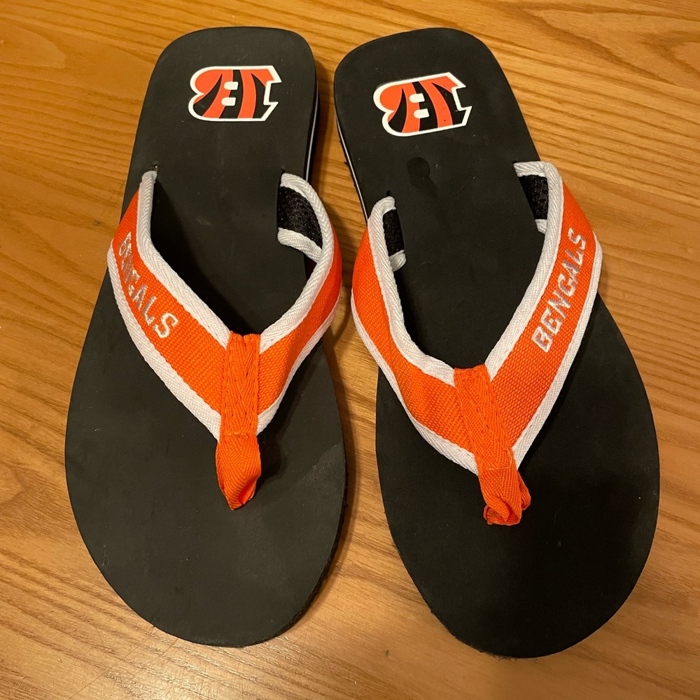 Mens Cincinnati Bengals thong sandals size 12